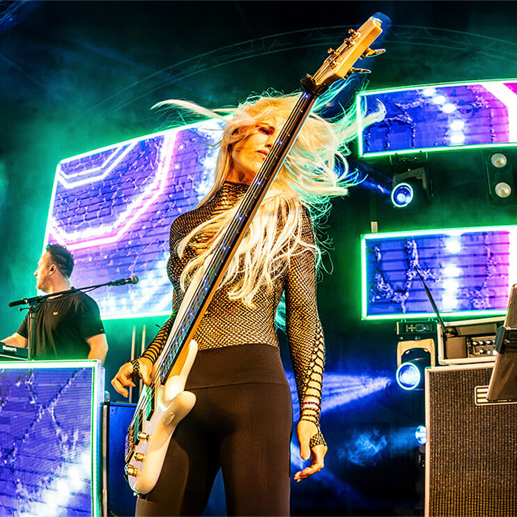 Sylvana Lenzschau Live mit Q5 New Style mit viel Lict und goldenem Bass