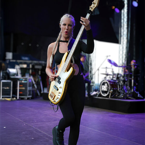 Sylvana Lenzschau Live mit The Robbie Experience und goldenem Bass